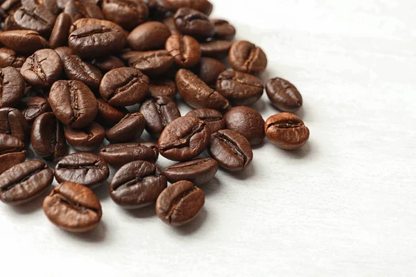 Rostade Kaffe Bönor Vit Bakgrund Närbild — Stockfoto