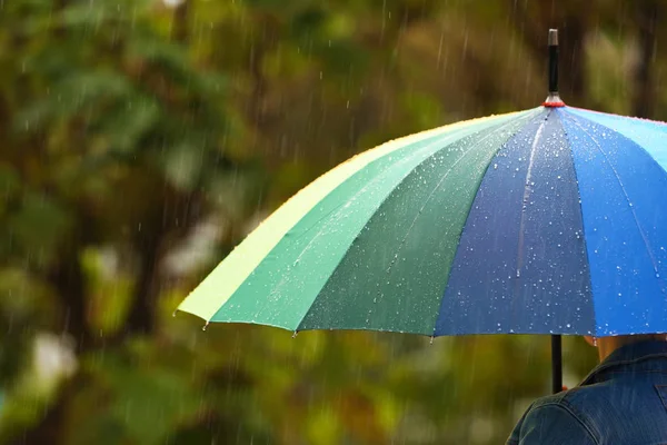 Person Mit Hellem Regenschirm Bei Regen Auf Der Straße Nahaufnahme — Stockfoto