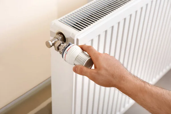 Hombre Que Ajusta Termostato Del Radiador Calefacción Interiores —  Fotos de Stock