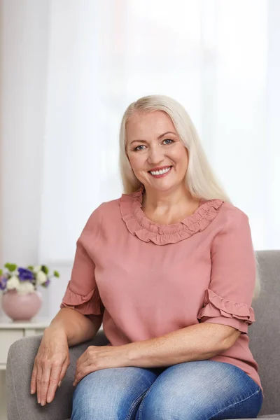 Portrait Beautiful Older Woman Sitting Sofa Indoors — Stock Photo, Image