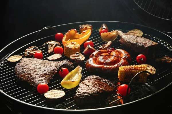 Carne Legumes Deliciosos Sortidos Churrasqueira — Fotografia de Stock