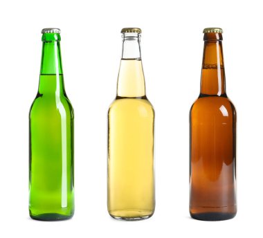 Beyaz arka planda farklı bira şişeleriyle ayarlandı