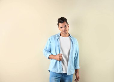 Açık renkli şık kot Genç adam