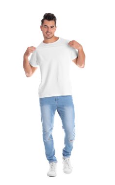 Beyaz zemin üzerine tişört genç adam. Mockup tasarım için