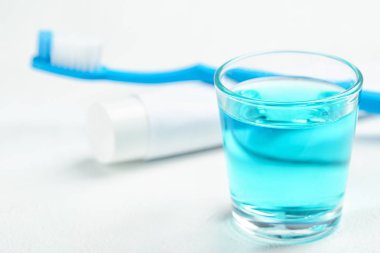 Cam ile gargara ışık arka plan üzerinde. Diş Bakımı