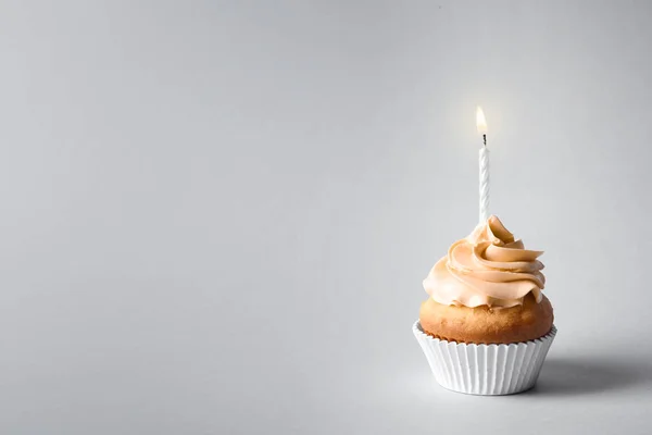 Delicioso Cupcake Cumpleaños Con Vela Espacio Para Texto Sobre Fondo — Foto de Stock