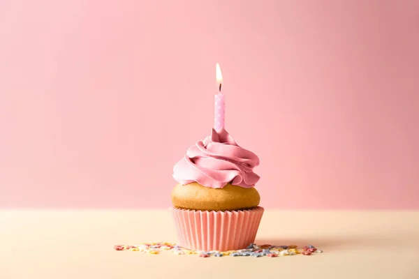 Leckere Geburtstagstorte Mit Kerze Auf Farbigem Hintergrund — Stockfoto