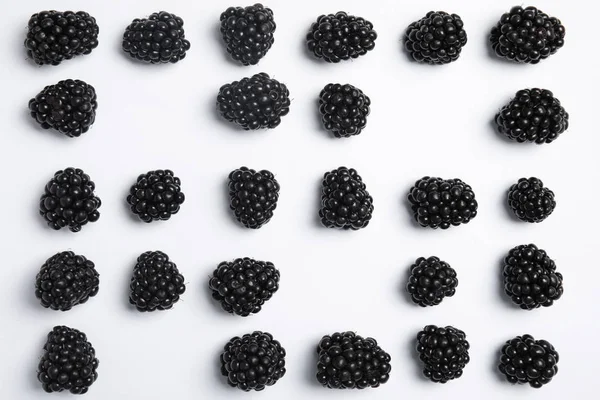 白い背景に熟したブラックベリーとフラットレイ組成物 — ストック写真