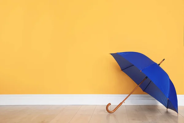 Hermoso Paraguas Abierto Suelo Cerca Pared Color Con Espacio Para — Foto de Stock