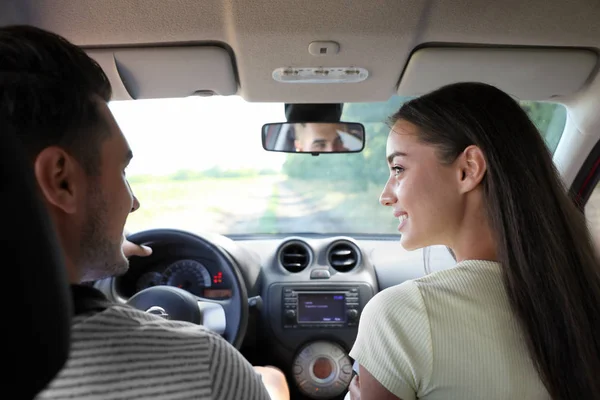 Coppia Giovane Auto Viaggio Vista Posteriore — Foto Stock