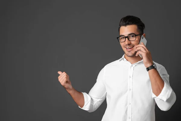 Joven Guapo Hablando Por Teléfono Sobre Fondo Negro Espacio Para — Foto de Stock