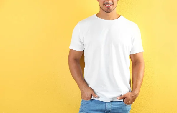 Hombre Joven Camiseta Sobre Fondo Color Burla Para Diseño —  Fotos de Stock