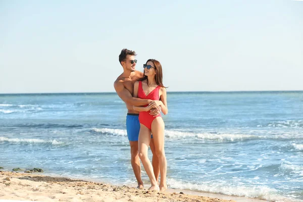 Feliz Joven Pareja Posando Juntos Playa — Foto de Stock