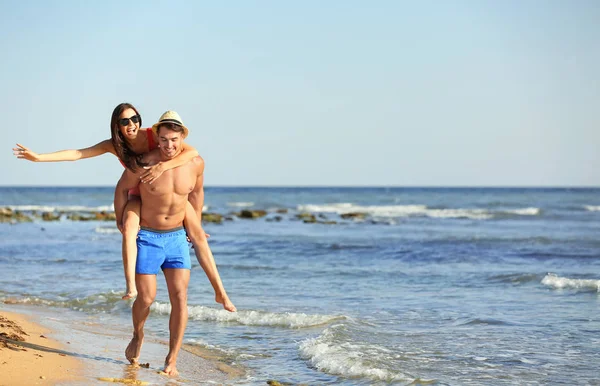 Feliz Pareja Joven Divirtiéndose Playa Día Soleado —  Fotos de Stock
