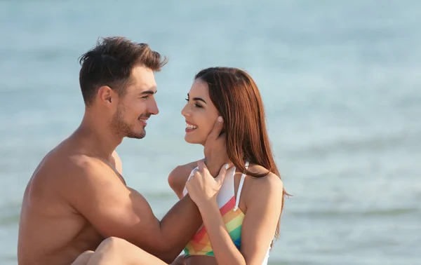 Jovem Casal Feliz Praia Dia Ensolarado — Fotografia de Stock