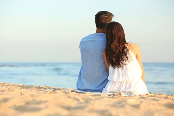 Joyeux Jeune Couple Assis Ensemble Sur Plage — Photo