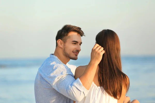 Glada Unga Par Stranden Solig Dag — Stockfoto