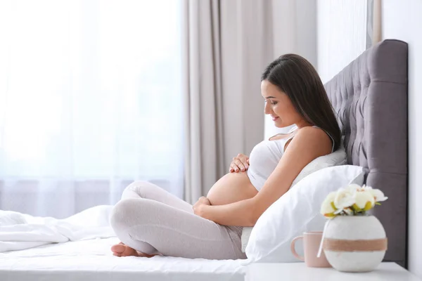 Jonge Mooie Zwangere Vrouw Zittend Bed Het Aanraken Van Haar — Stockfoto