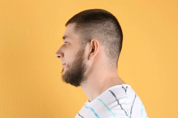 Ung Man Med Hörselskada Färgbakgrund — Stockfoto