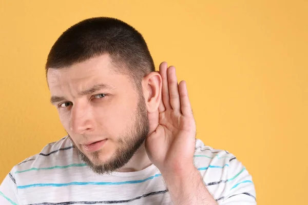 Young Man Hearing Problem Color Background — Stock Photo, Image