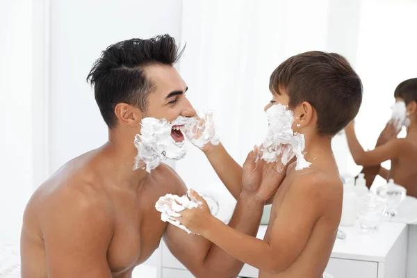 Padre Hijo Afeitándose Sobre Fondo Color — Foto de Stock