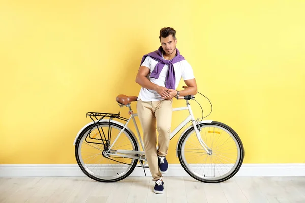 Красивий Молодий Хіпстер Велосипедом Біля Жовтої Стіни — стокове фото