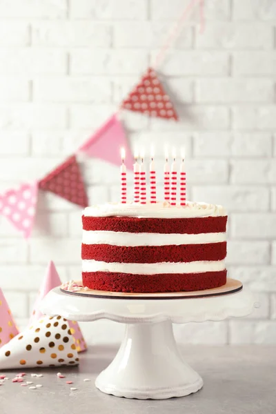 Delicioso Bolo Veludo Vermelho Caseiro Com Velas Mesa Contra Parede — Fotografia de Stock