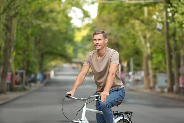 Bello Uomo Bicicletta All Aperto Giorno Estate — Foto Stock