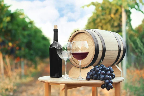 Bouteille Vin Tonneau Verres Sur Table Bois Dans Vignoble — Photo