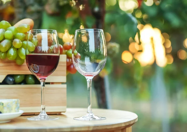 와인잔과 테이블에 포도와 — 스톡 사진