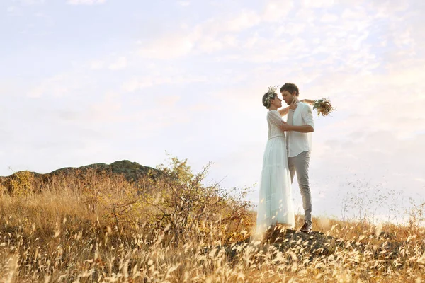 Feliz Recién Casados Con Hermoso Ramo Campo Aire Libre —  Fotos de Stock