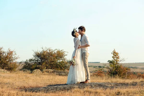 Lyckligt Nygifta Med Vacker Bukett Utomhus — Stockfoto