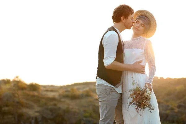 Felices Recién Casados Con Hermoso Ramo Campo Besándose Aire Libre —  Fotos de Stock