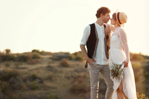 Feliz Recém Casados Com Belo Buquê Campo Rocha Livre — Fotografia de Stock