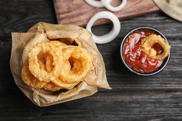 Louça Com Caseiro Crocante Anéis Cebola Frita Molho Tomate Mesa — Fotografia de Stock