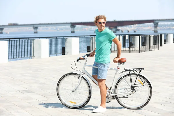 Bonito Jovem Com Bicicleta Livre Dia Ensolarado — Fotografia de Stock