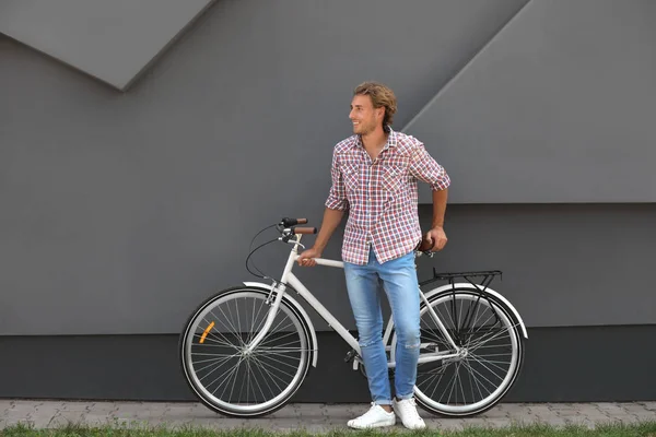 Красивий Молодий Чоловік Велосипедом Біля Сірої Стіни Відкритому Повітрі — стокове фото