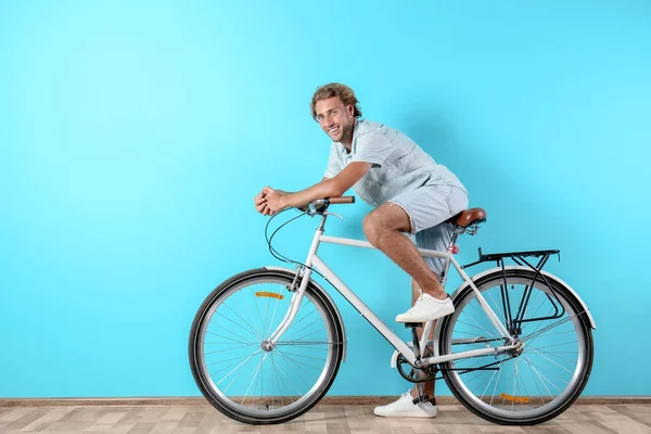 Bisiklet Renk Duvara Yakışıklı Adam Metin Için Yer — Stok fotoğraf