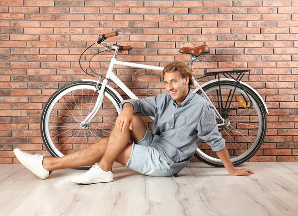 Duvara Karşı Bisiklet Ile Yakışıklı Adam — Stok fotoğraf