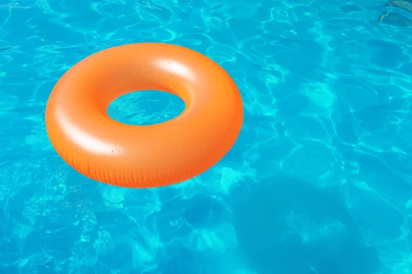 Nafukovací Kruh Plovoucí Bazénu Slunečný Den Prostor Pro Text — Stock fotografie