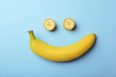 Komik düz muz ile kompozisyon renk arka plan üzerinde yatıyordu.