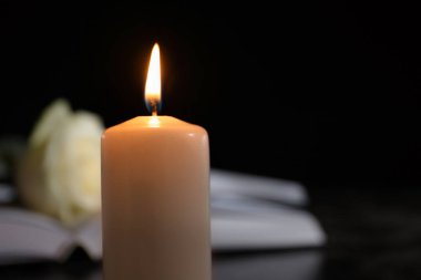Yanan muma bulanık arka plan, metin için yer. Cenaze sembolü