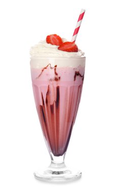 Beyaz zemin üzerine lezzetli milkshake bardak