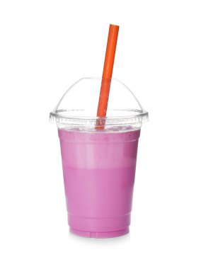 Beyaz zemin üzerine lezzetli milkshake ile plastik bardak