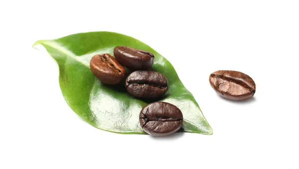 Gebrande Koffiebonen Groene Leaf Witte Achtergrond — Stockfoto