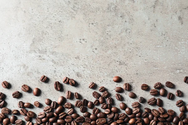 Gebrande Koffiebonen Grijze Achtergrond Met Ruimte Voor Tekst Bovenaanzicht — Stockfoto