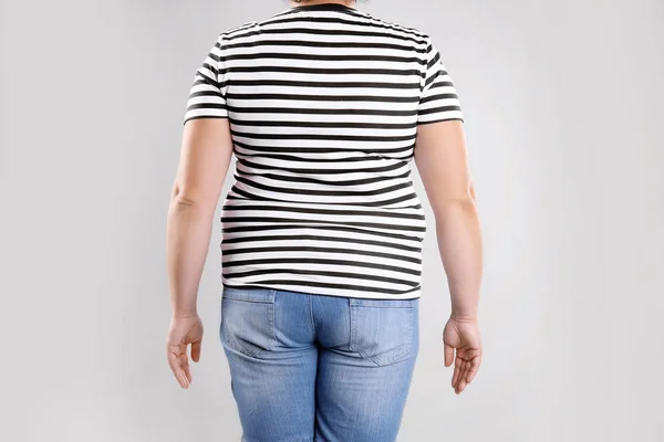 灰色の背景は クローズ アップの太った女性 体重減少 — ストック写真