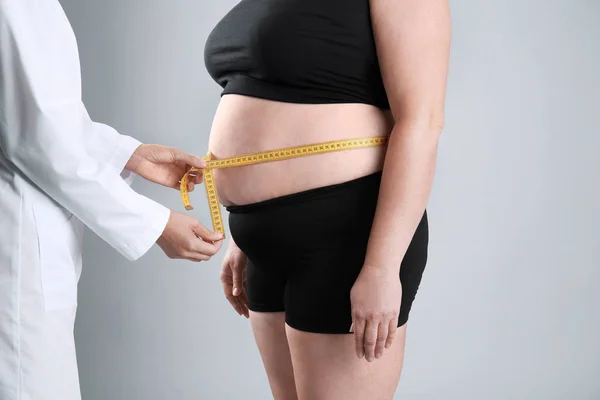 Dokter Meet Dikke Vrouw Taille Grijze Achtergrond Verlies Van Het — Stockfoto