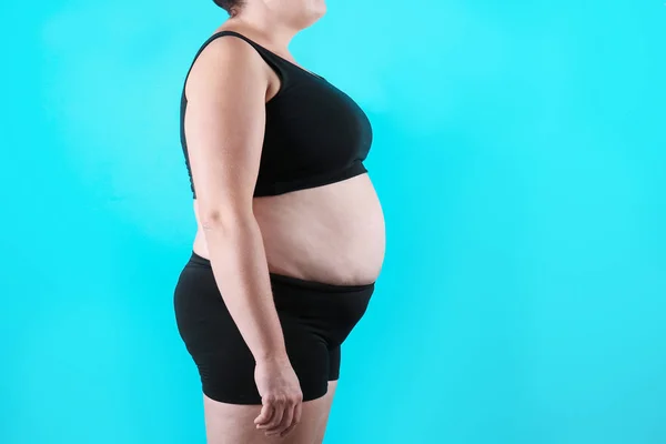 Dikke Vrouw Een Achtergrond Met Kleur Ruimte Voor Tekst Verlies — Stockfoto