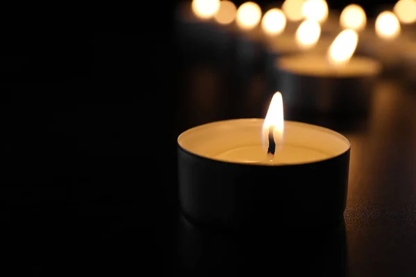 Karanlıkta Masada Mum Yakmak Yazı Için Yer Açmak Cenaze Sembolü — Stok fotoğraf